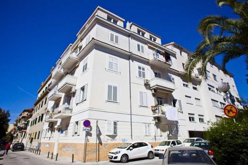 Split Apartments Peric Exterior photo